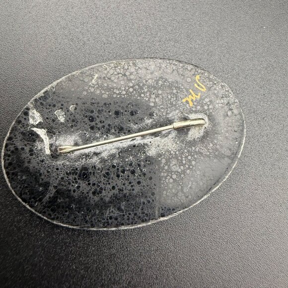 Hand-Painted Oval Brooch With‎ Floral Design And Lacquer Finish - Picture 3 of 4